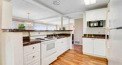 Bayview home near the border with a washer/dryer & deck - dogs welcome