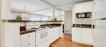 Bayview home near the border with a washer/dryer & deck - dogs welcome