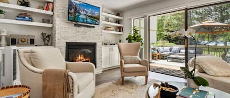 Smart TV, fireplace