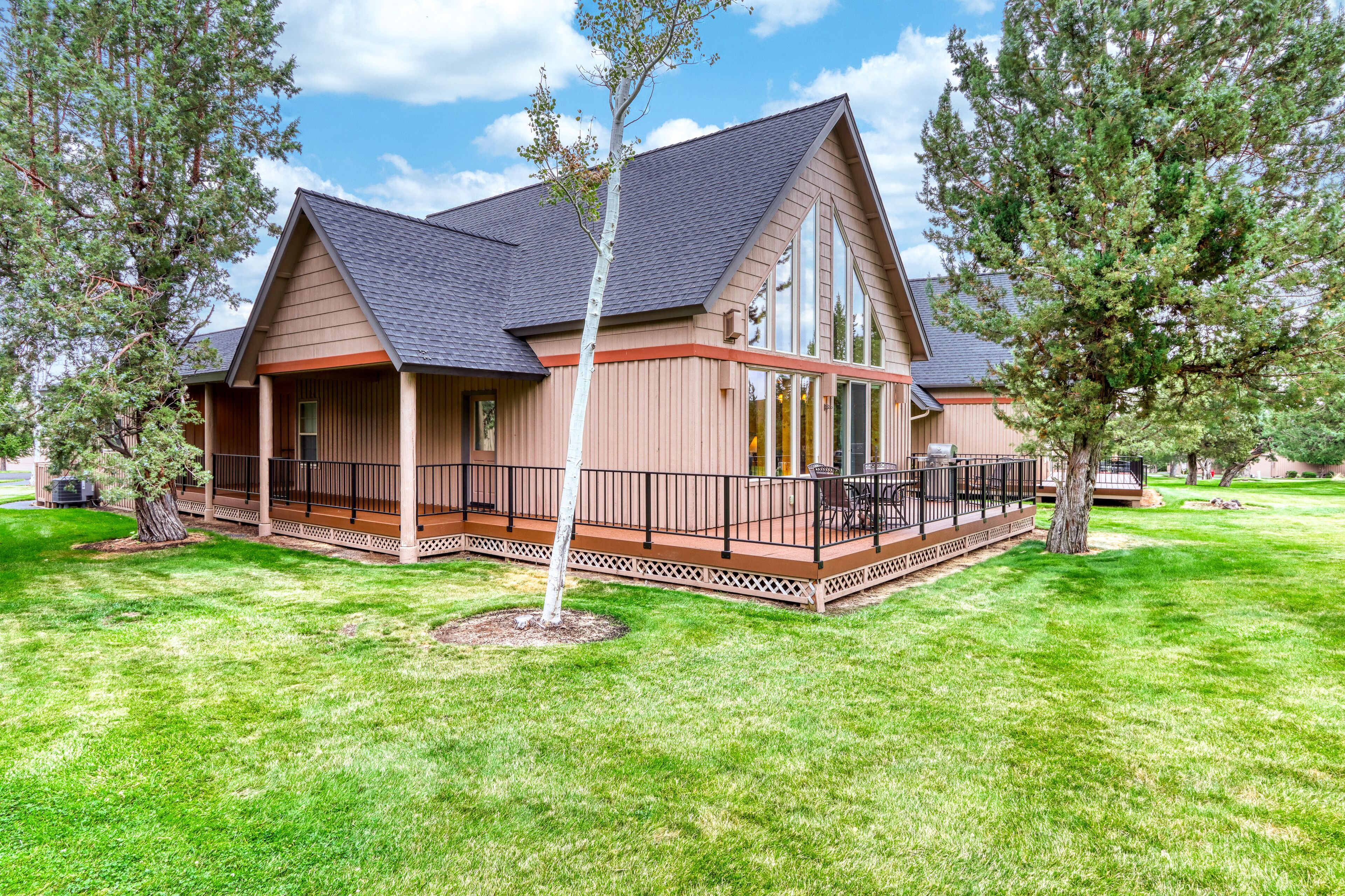 Eagle Crest home on golf course with fast WiFi, shared pools, hot tub, & tennis