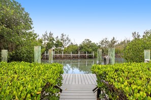 Property grounds - Waterfront hideaway with dock, pool & inviting patio - walk to Sombrero Beach (Marathon)