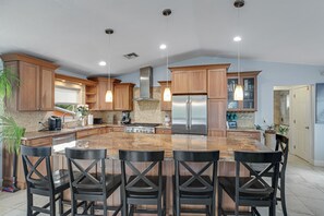 Fridge, microwave, oven, stovetop - Waterfront hideaway with dock, pool & inviting patio - walk to Sombrero Beach (Marathon)