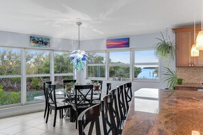 Dining - Waterfront hideaway with dock, pool & inviting patio - walk to Sombrero Beach (Marathon)