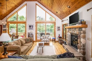 TV, DVD player, table tennis, books - Secluded lakefront cabin with deck, dock, kayak, canoe, & WiFi (Arbor Vitae)