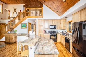 Fridge, microwave, oven, stovetop - Secluded lakefront cabin with deck, dock, kayak, canoe, & WiFi (Arbor Vitae)