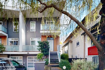 Charming townhouse with private washer/dryer & enclosed patio