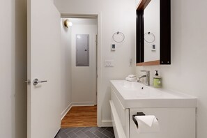 Secador de pelo, toallas