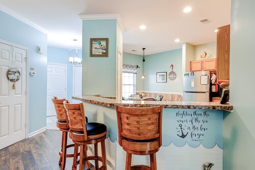 Fairway-view condo with screened porch, AC, W/D, pool, hot tub, & tennis