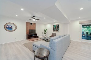 Fernseher, DVD-Player, Tischfußball, Stereoanlage