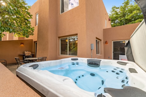 Remodeled townhouse with pool, private hot tub & fireplaces - near National Park