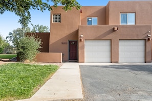 Exterior - Remodeled townhouse with pool, private hot tub & fireplaces - near National Park (Moab)