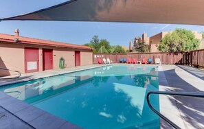 A heated pool - Remodeled townhouse with pool, private hot tub & fireplaces - near National Park (Moab)