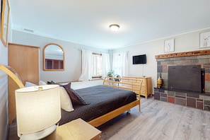 3 bedrooms, iron/ironing board, internet, bed sheets