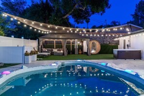 A heated pool - Spacious Luxury 4 bdr, Pool, Hot Tub, Sauna, Patio (Los Angeles)