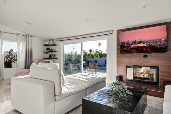 Televisie en een open haard