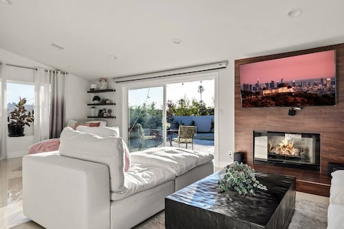 Spacious Luxury 4 bdr, Pool, Hot Tub, Sauna, Patio