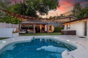 A heated pool - Spacious Luxury 4 bdr, Pool, Hot Tub, Sauna, Patio (Los Angeles)
