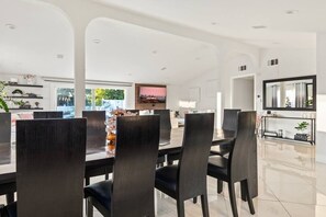 Dining - Spacious Luxury 4 bdr, Pool, Hot Tub, Sauna, Patio (Los Angeles)