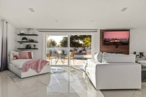 Televisie en een open haard