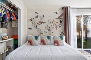 4 bedrooms, iron/ironing board, WiFi, bed sheets