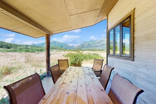 Quiet home with stunning mountain views, pool table, WiFi, W/D & great location