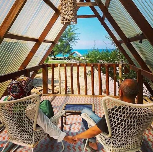 Beachfront Twin Cabin w/children paddle pool - 1 min from the beach!