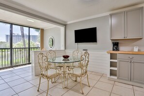 Dining - Harbor-view condo with pool, sports courts & fitness room - snowbirds welcome (Siesta Key)