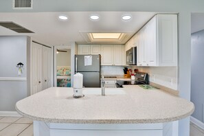 Frigorifero, microonde, forno, piano cottura