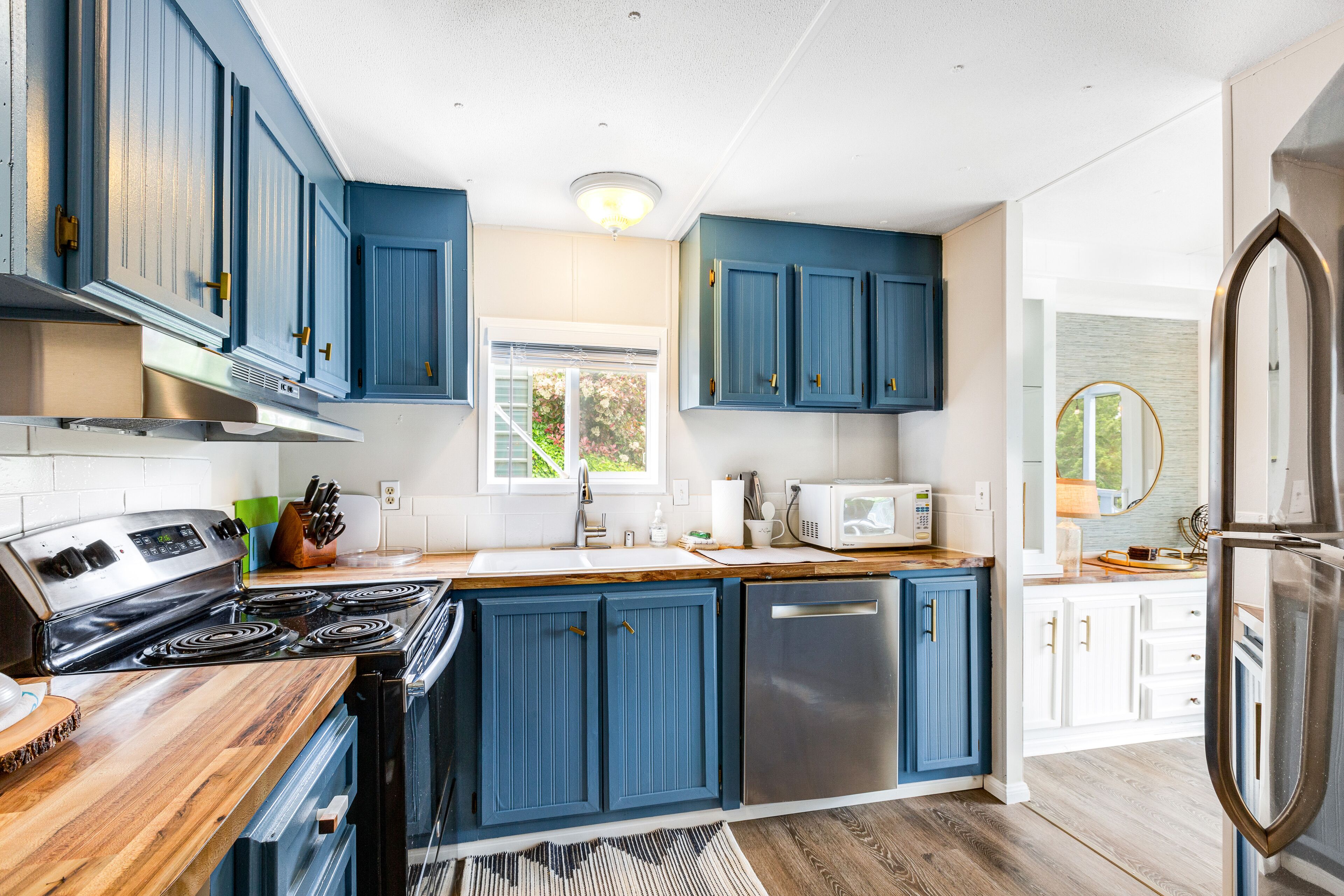 Jääkaappi, mikroaaltouuni, uuni, liesi