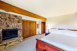 3 bedrooms, iron/ironing board, internet, bed sheets