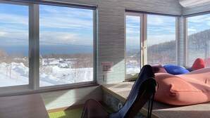 Una habitación con amplias ventanas que ofrecen vistas a un paisaje nevado.