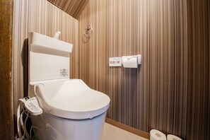 Casa | Baño | Secadora de cabello, bidet, jabón, shampoo 