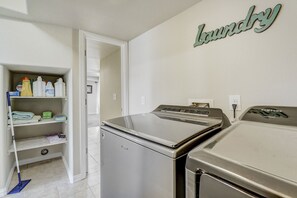 Interior - SPACIOUS Getaway★AC★Pikes Peak★K bed★POOL TABLE★AMAZON Colorado Springs★MILITARY (Fountain)