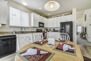 Private kitchen - SPACIOUS Getaway★AC★Pikes Peak★K bed★POOL TABLE★AMAZON Colorado Springs★MILITARY (Fountain)