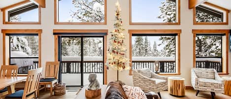 Televisión y chimenea