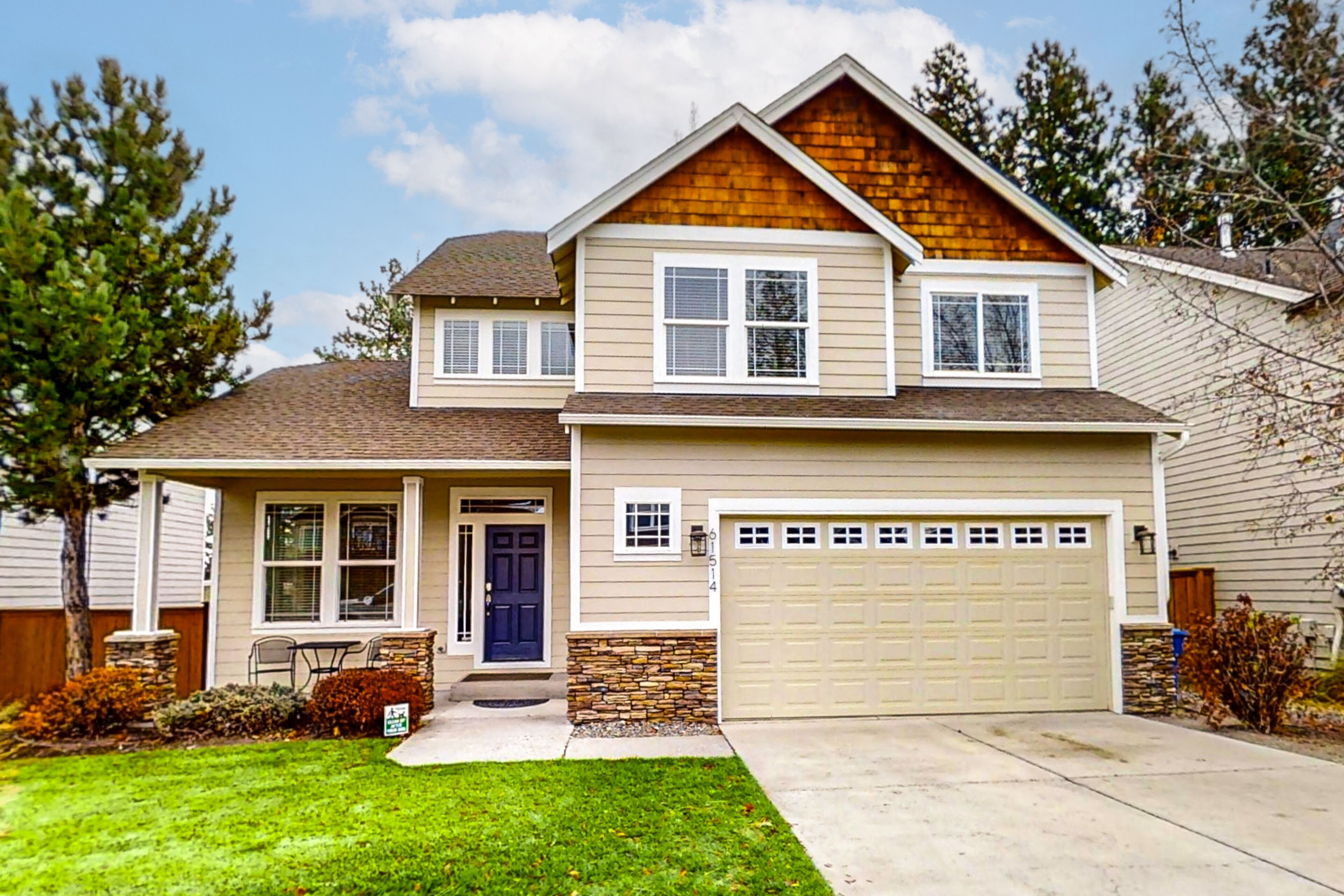 Fantastic home near town, river & hiking with WiFi, deck, enclosed yard & grill