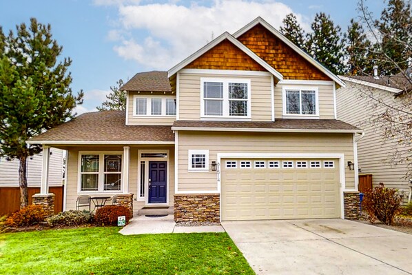 Exterior - Fantastic home near town, river & hiking with WiFi, deck, enclosed yard & grill (Bend)