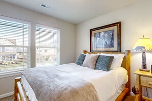 3 bedrooms, iron/ironing board, internet, bed sheets - Fantastic home near town, river & hiking with WiFi, deck, enclosed yard & grill (Bend)