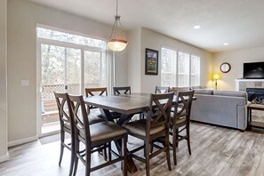 Dining - Fantastic home near town, river & hiking with WiFi, deck, enclosed yard & grill (Bend)