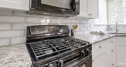 Fantastic home near town, river & hiking with WiFi, deck, enclosed yard & grill