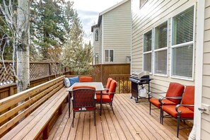 Outdoor dining - Fantastic home near town, river & hiking with WiFi, deck, enclosed yard & grill (Bend)