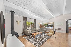 Una Smart TV, una chimenea, un futbolín