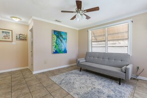 Smart TV - Comfort and Convenience, minutes away from historical French Quarter (Arabi)