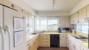 Jääkaappi, mikroaaltouuni, uuni, liesi