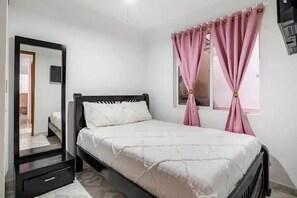 3 soverom, skrivebord, wi-fi (inkludert) og sengetøy