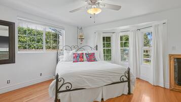 3 sovrum, vÀrdeförvaringsskÄp pÄ rummet och skrivbord