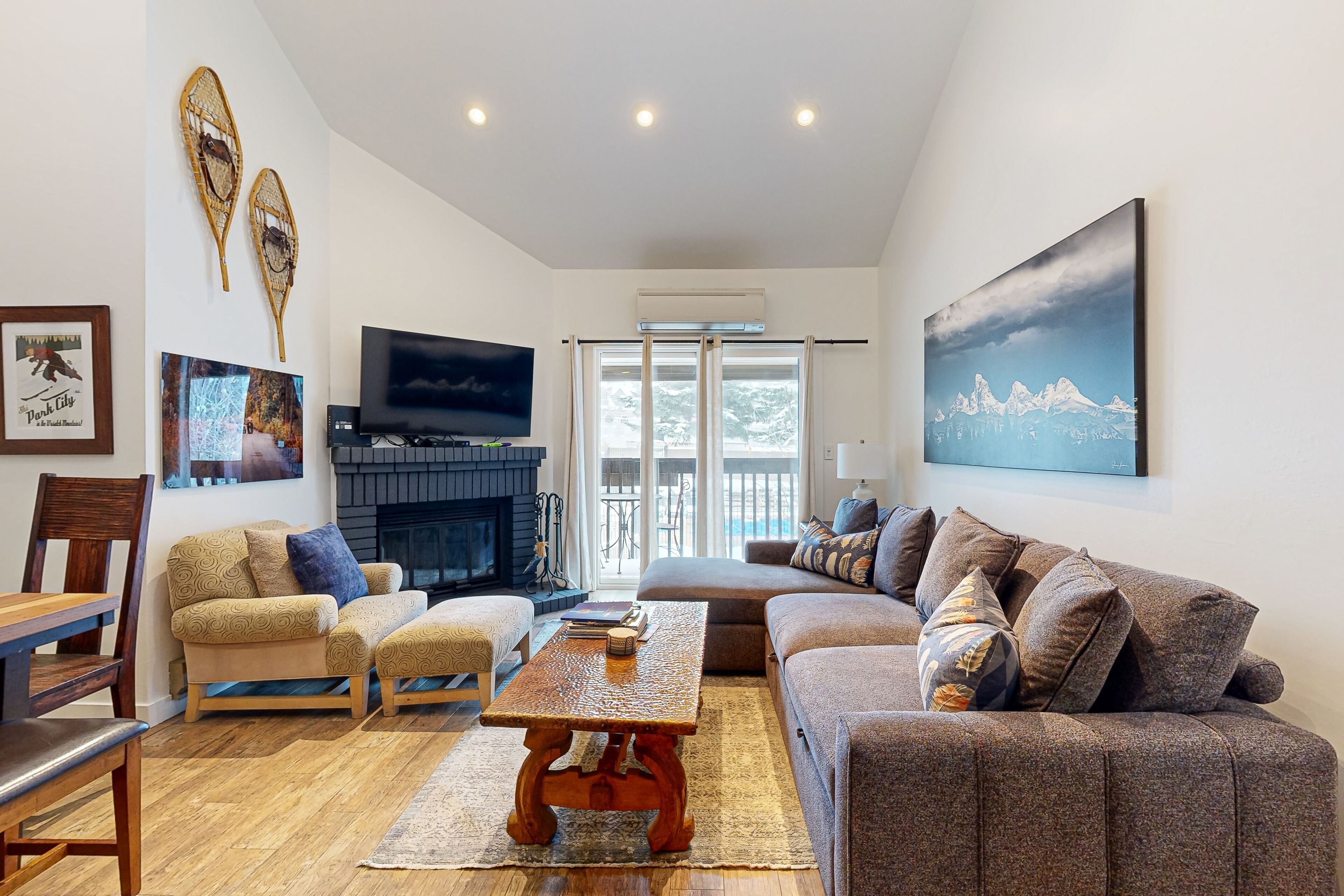 Televisio, takka, DVD-soitin, stereot