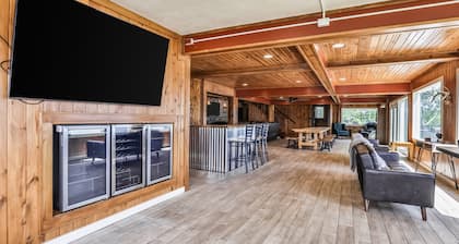 Large lakefront lodge w/Kayaks, Arcade games, WIFI, next to public boat launch