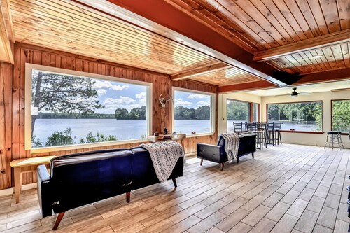 Large lakefront lodge w/Kayaks, Arcade games, WIFI, next to public boat launch