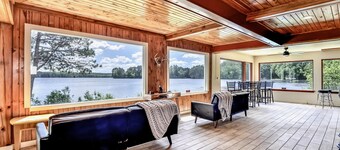 Large lakefront lodge w/Kayaks, Arcade games, WIFI, next to public boat launch